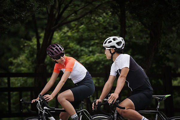포토 JPG 주간 여자 남자 도로 상반신 20대 성인 야외 두명 옆모습 마주보기 한국인 승차 강원도 사이클링 라이딩 로드자전거 성인만 함백산 만항재 국내포토 자연요소 길 뷰포인트 교통시설 모션 산 한국 사람 동양인 청년 자전거 육상스포츠 정선 파일형식