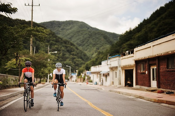 포토 JPG 주간 전신 여자 남자 도로 20대 성인 야외 두명 앞모습 마을 한국인 승차 강원도 사이클링 라이딩 로드자전거 성인만 국내포토 자연요소 길 뷰포인트 교통시설 모션 한국 사람 동양인 청년 자전거 육상스포츠 파일형식