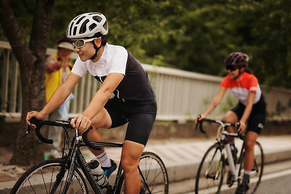 포토 JPG 주간 여자 남자 도로 상반신 20대 성인 야외 두명 옆모습 아웃포커스 한국인 보행로 승차 강원도 사이클링 라이딩 로드자전거 가교 성인만 만항재 국내포토 자연요소 건축물 길 뷰포인트 교통시설 모션 한국 촬영기법 사람 동양인 청년 자전거 육상스포츠 정선 파일형식