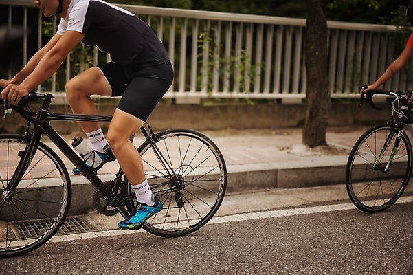 포토 JPG 주간 여자 남자 도로 20대 성인 야외 두명 옆모습 신체부위 한국인 하반신 보행로 승차 강원도 팔 사이클링 라이딩 로드자전거 가교 성인만 만항재 국내포토 자연요소 건축물 길 뷰포인트 교통시설 모션 한국 사람 동양인 청년 자전거 육상스포츠 정선 파일형식