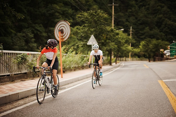 포토 JPG 주간 전신 여자 남자 도로 20대 성인 야외 두명 앞모습 한국인 보행로 승차 강원도 사이클링 라이딩 로드자전거 가교 성인만 만항재 국내포토 자연요소 건축물 길 뷰포인트 교통시설 모션 한국 사람 동양인 청년 자전거 육상스포츠 정선 파일형식