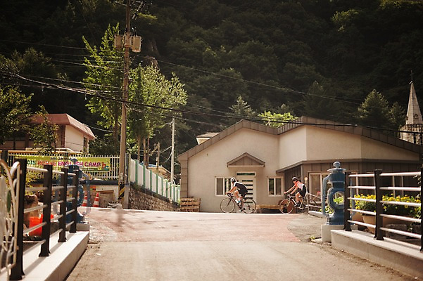 포토 JPG 주간 여자 남자 20대 성인 야외 두명 마을 한국인 승차 강원도 사이클링 라이딩 로드자전거 성인만 국내포토 자연요소 모션 한국 사람 동양인 청년 자전거 육상스포츠 파일형식