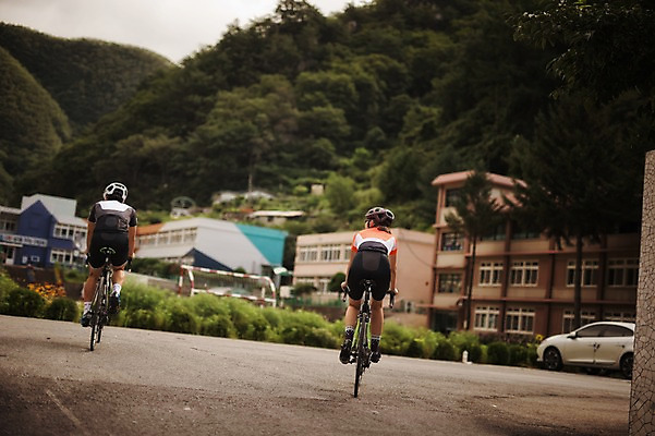 포토 JPG 주간 전신 여자 남자 학교 20대 성인 야외 두명 뒷모습 한국인 승차 강원도 사이클링 라이딩 로드자전거 성인만 만항재 국내포토 자연요소 교육 뷰포인트 모션 한국 사람 동양인 청년 자전거 육상스포츠 정선 파일형식