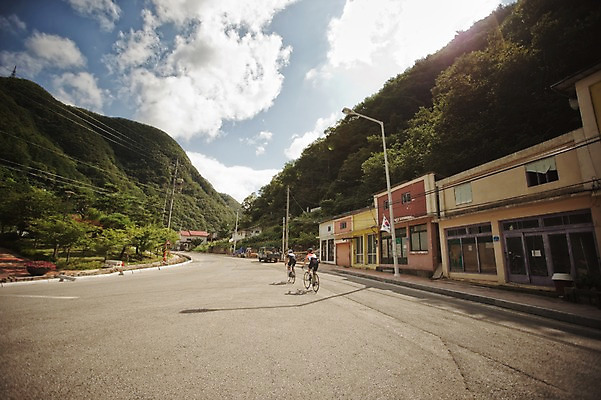 포토 JPG 주간 전신 여자 남자 도로 20대 성인 야외 두명 뒷모습 마을 한국인 승차 강원도 사이클링 라이딩 로드자전거 성인만 국내포토 자연요소 길 뷰포인트 교통시설 모션 한국 사람 동양인 청년 자전거 육상스포츠 파일형식