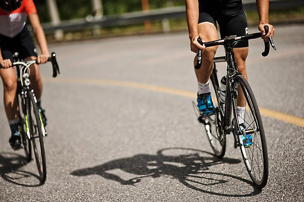 포토 JPG 주간 여자 남자 도로 20대 성인 야외 두명 앞모습 한국인 하반신 승차 강원도 사이클링 라이딩 로드자전거 성인만 만항재 국내포토 자연요소 길 뷰포인트 교통시설 모션 한국 사람 동양인 청년 자전거 육상스포츠 정선 파일형식