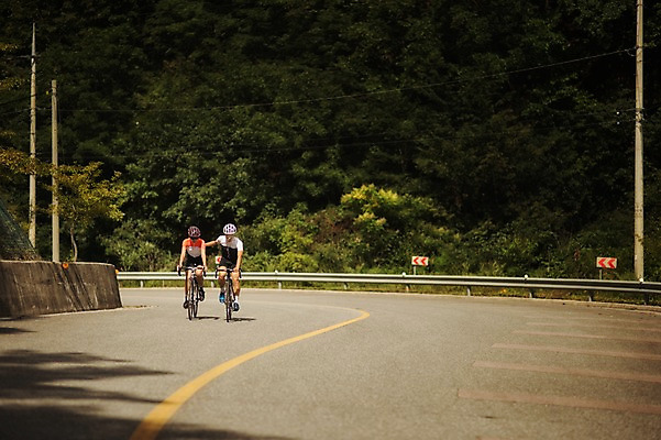 포토 JPG 주간 전신 여자 남자 도로 20대 성인 야외 두명 앞모습 한국인 승차 강원도 격려 사이클링 라이딩 로드자전거 성인만 함백산 만항재 국내포토 자연요소 감정 길 뷰포인트 교통시설 모션 산 한국 사람 동양인 청년 자전거 육상스포츠 정선 파일형식