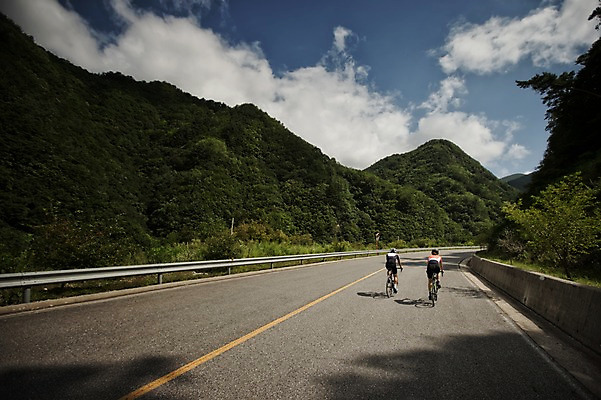 포토 JPG 주간 전신 여자 남자 도로 20대 성인 야외 두명 뒷모습 한국인 승차 강원도 사이클링 라이딩 로드자전거 성인만 함백산 만항재 국내포토 자연요소 길 뷰포인트 교통시설 모션 산 한국 사람 동양인 청년 자전거 육상스포츠 정선 파일형식