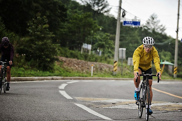 포토 JPG 주간 전신 여자 남자 도로 20대 성인 야외 두명 앞모습 한국인 승차 강원도 사이클링 라이딩 로드자전거 성인만 함백산 만항재 국내포토 자연요소 길 뷰포인트 교통시설 모션 산 한국 사람 동양인 청년 자전거 육상스포츠 정선 파일형식