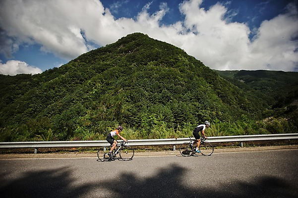 포토 JPG 주간 여자 남자 도로 20대 성인 야외 두명 한국인 승차 강원도 사이클링 라이딩 로드자전거 성인만 함백산 만항재 국내포토 자연요소 길 교통시설 모션 산 한국 사람 동양인 청년 자전거 육상스포츠 정선 파일형식