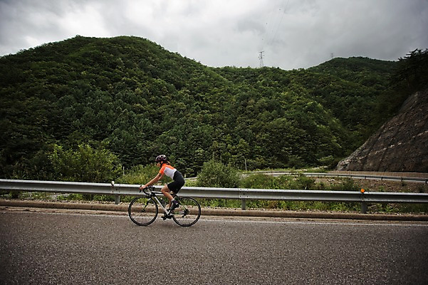 포토 JPG 주간 전신 여자 도로 한명 20대 야외 한국인 승차 강원도 사이클링 라이딩 로드자전거 여자만 성인여자만 청년여자만 성인여자한명만 함백산 만항재 국내포토 자연요소 1 길 교통시설 모션 산 한국 사람 동양인 청년 자전거 육상스포츠 정선 여자한명만 청년만 성인만 파일형식