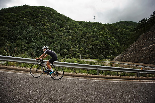 포토 JPG 주간 전신 남자 도로 한명 20대 야외 한국인 승차 강원도 사이클링 라이딩 로드자전거 남자만 성인남자만 청년남자만 성인남자한명만 함백산 만항재 국내포토 자연요소 1 길 교통시설 모션 산 한국 사람 동양인 청년 자전거 육상스포츠 정선 남자한명만 청년만 성인만 파일형식