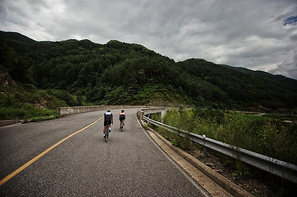 포토 JPG 주간 전신 여자 남자 도로 20대 성인 야외 두명 한국인 승차 강원도 사이클링 라이딩 로드자전거 성인만 함백산 만항재 국내포토 자연요소 길 교통시설 모션 산 한국 사람 동양인 청년 자전거 육상스포츠 정선 파일형식