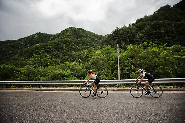 포토 JPG 주간 전신 여자 남자 도로 20대 성인 야외 두명 한국인 승차 강원도 사이클링 라이딩 로드자전거 성인만 함백산 만항재 국내포토 자연요소 길 교통시설 모션 산 한국 사람 동양인 청년 자전거 육상스포츠 정선 파일형식