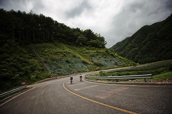 포토 JPG 주간 여자 남자 도로 20대 성인 야외 두명 한국인 승차 강원도 사이클링 라이딩 로드자전거 성인만 함백산 만항재 국내포토 자연요소 길 교통시설 모션 산 한국 사람 동양인 청년 자전거 육상스포츠 정선 파일형식