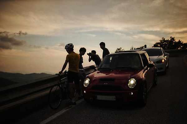 포토 JPG 남자 실루엣 도로 승용차 여러명 야외 사진촬영 일몰 강원도 사이클링 두대 라이딩 로드자전거 만항재 국내포토 길 다수 2 교통시설 자동차 한국 촬영기법 사람 노을 자전거 촬영 육상스포츠 정선 파일형식