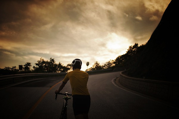 포토 JPG 남자 도로 한명 상반신 20대 야외 뒷모습 일몰 한국인 밀기 강원도 사이클링 라이딩 로드자전거 남자만 성인남자만 청년남자만 성인남자한명만 만항재 국내포토 1 길 뷰포인트 교통시설 모션 한국 사람 동양인 청년 노을 자전거 육상스포츠 정선 남자한명만 청년만 성인만 파일형식