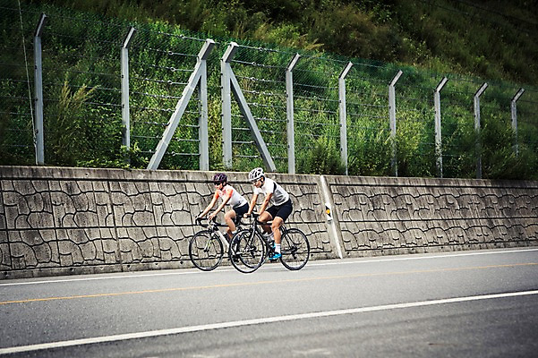 포토 JPG 주간 전신 여자 남자 도로 20대 성인 야외 두명 옆모습 한국인 승차 사이클링 라이딩 로드자전거 성인만 함백산 만항재 국내포토 자연요소 길 뷰포인트 교통시설 모션 산 사람 동양인 청년 자전거 육상스포츠 강원도 정선 파일형식