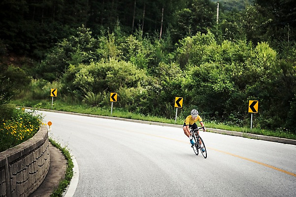 포토 JPG 주간 전신 남자 도로 한명 20대 야외 앞모습 한국인 승차 사이클링 라이딩 로드자전거 남자만 성인남자만 청년남자만 성인남자한명만 함백산 만항재 국내포토 자연요소 1 길 뷰포인트 교통시설 모션 산 사람 동양인 청년 자전거 육상스포츠 강원도 정선 남자한명만 청년만 성인만 파일형식