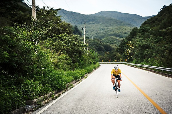 포토 JPG 주간 전신 남자 도로 한명 20대 야외 앞모습 한국인 승차 사이클링 라이딩 로드자전거 남자만 성인남자만 청년남자만 성인남자한명만 함백산 만항재 국내포토 자연요소 1 길 뷰포인트 교통시설 모션 산 사람 동양인 청년 자전거 육상스포츠 강원도 정선 남자한명만 청년만 성인만 파일형식
