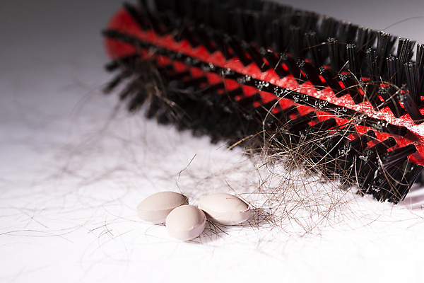 포토 JPG 해외이미지 근접촬영 사람없음 뷰티 알약 머리카락 머리빗 흰배경 두피관리 두피케어 치료제 탈모 탈모클리닉 해외202004 탈모예방 해외포토 뷰포인트 백그라운드 약 머리 흰색 미용용품 예방 클리닉 헤어관리 증상 파일형식 이미지허브