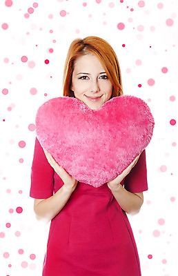 포토 JPG 해외이미지 모양 모델 1 드레스 여자 포즈 컨셉 베개 휴가 발렌타인데이 관리 사랑 한명 사람 성인 빨간색 유행 흰색 하트 도시 열정 S 빨간머리 고립 스타일 해외202004 해외포토 헤어스타일 알파벳 옷 감정 컬러 침구 데이이벤트 파일형식 이미지허브