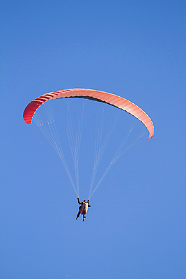 포토 JPG 해외이미지 주간 전신 남자 하늘 한명 사람 성인 야외 뒷모습 비행 낙하산 패러글라이딩 글라이더 성인남자한명만 해외202004 해외포토 자연요소 1 스포츠 뷰포인트 남자한명만 성인남자만 파일형식 이미지허브