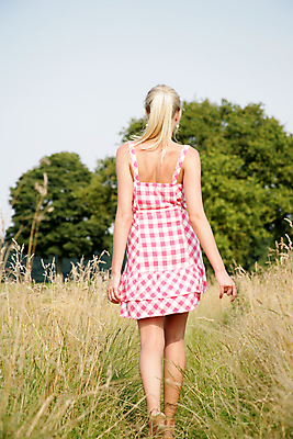 포토 JPG 해외이미지 드레스 행복 여유 여행 밭 자연 휴가 휴식 한명 웃음 뒷모습 금발 달리기 태양 봄 산책 기쁨 하이킹 자유 시골 자신감 바둑 일시정지 해외202004 해외포토 자연요소 1 헤어스타일 옷 계절 감정 뷰포인트 컨셉 농업 모션 놀이 레저 표정 사람 생태계 파일형식 이미지허브