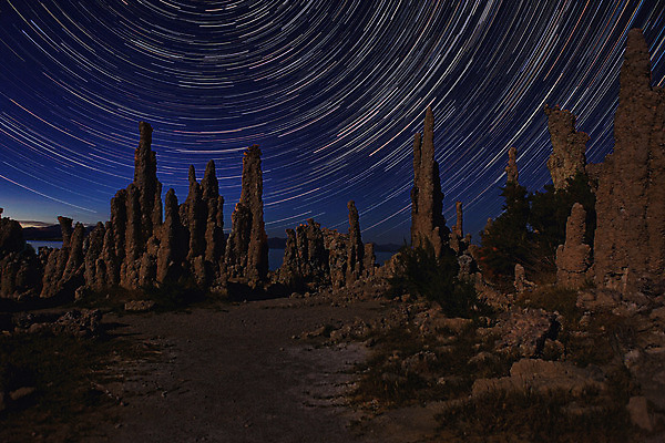 포토 JPG 해외이미지 별 하늘 미술 풍경 사람없음 파란색 어둠 야간 땅 달빛 장노출 해외202004 해외포토 자연요소 컬러 문화예술 촬영기법 달 파일형식 이미지허브