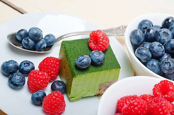 포토 JPG 해외이미지 디저트 실내 사람없음 블루베리 산딸기 무스케이크 녹차맛 해외202004 해외포토 음식 과일 내부 케이크 맛 녹차 파일형식 이미지허브