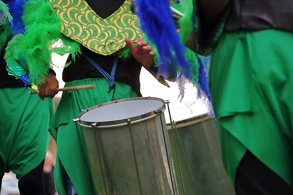 포토 JPG 해외이미지 전통 할머니 음악 사람 이벤트 사람없음 파란색 컬러풀 축제 축하 춤 스페인 군중 쇼 브라질 아르헨티나 2월 드러머 리듬 삼바 해외202004 해외포토 여자 노년 유럽 컬러 컨셉 문화예술 날짜 남아메리카 파일형식 이미지허브