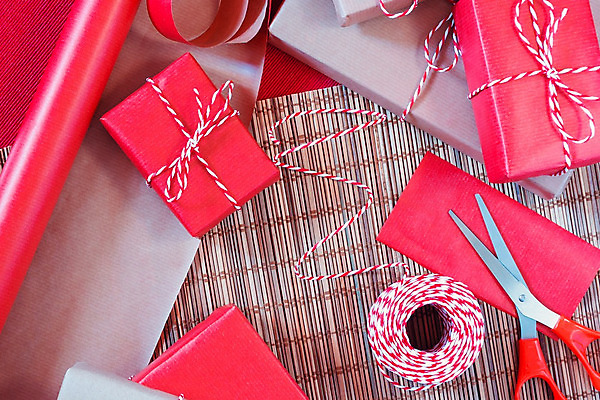 포토 JPG 해외이미지 전통 디자인 행복 리본 종이 백그라운드 크리스마스 탁자 휴가 새로움 주택 발렌타인데이 선물 사람없음 목재 장식 빨간색 선물상자 상자 컬러풀 축제 놀람 수확 덮개 축하 인사 생일 정상 12월 연도 활 복고 머리위 팩 패키지 노끈 포장소품 핸드메이드 해외202004 해외포토 나무 기념일 감정 줄 컬러 가구 컨셉 농업 재료 포장 데이이벤트 표정 건물 화장품 뚜껑 예절 날짜 오브젝트 포장재료 파일형식 이미지허브