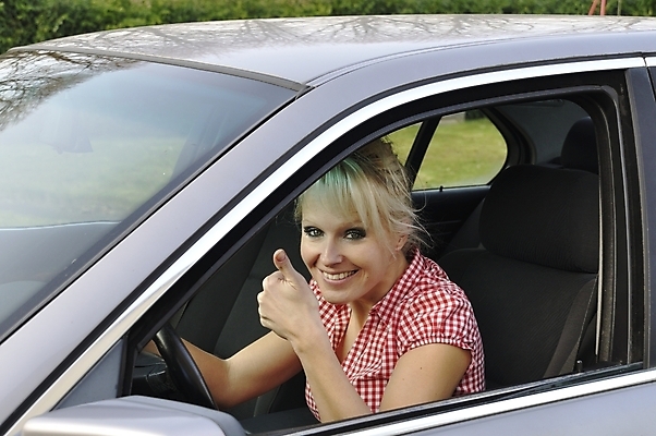 포토 JPG 해외이미지 라이프스타일 여자 행복 도로 여행 교통시설 자동차 실내 한명 사람 성인 내부 회색 운전 운전사 보안 모터 자동 해외202004 해외포토 직업 1 감정 길 육상교통 컬러 교통 모션 안전 생활 시설 파일형식 이미지허브