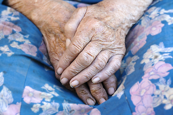 포토 JPG 해외이미지 손 여자 노년 손가락 휴식 관리 한명 사람 성인 주름 은퇴 세대 정맥 시민 옛날 노화 해외202004 해외포토 1 컨셉 신체부위 혈관 국민 파일형식 이미지허브