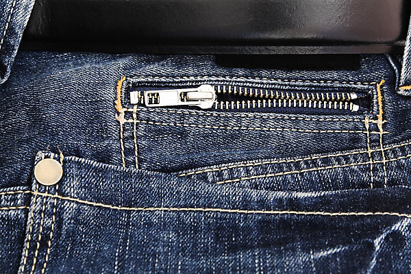 포토 JPG 해외이미지 1 옷 백그라운드 컨셉 장신구 바지 추상 사람 성인 사람없음 파란색 노란색 유행 금속 검은색 청바지 직물 실 닫기 주머니 가죽 자르기 질감 섬유 지퍼 바늘땀 스타일 해외202004 해외포토 컬러 무늬 모션 재질 하의 파일형식 이미지허브