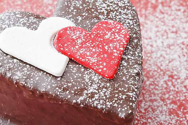 포토 JPG 해외이미지 디저트 발렌타인데이 사람없음 빨간색 갈색 케이크 초콜릿 어둠 흰색 하트 달콤 설탕 고립 해외202004 해외포토 모양 음식 컬러 데이이벤트 맛 파일형식 이미지허브