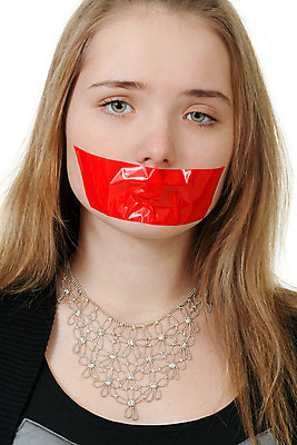 포토 JPG 해외이미지 백인 모델 1 응시 여자 얼굴 실내 한명 사람 성인 10대 빨간색 검은색 침묵 직물 입 비밀 묶기 피부 묘사 입술 싱글 테이프 목소리 고립 벙어리 봉인 혼자 해외202004 해외포토 서양인 시선 컬러 컨셉 모션 청소년 문구용품 내부 신체부위 소리 파일형식 이미지허브