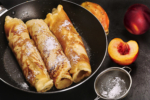 포토 JPG 해외이미지 과일 디저트 사람없음 프라이팬 복숭아 오믈렛 팬케이크 슈가파우더 해외202004 해외포토 음식 주방용품 케이크 계란요리 파일형식 이미지허브