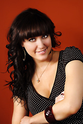 포토 JPG 해외이미지 백인 여자 행복 한명 미소 사람 청춘 흰색 해외202004 해외포토 서양인 1 감정 컬러 컨셉 표정 파일형식 이미지허브