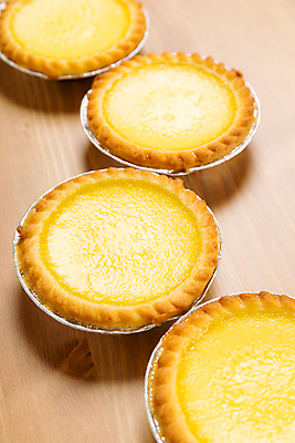 포토 JPG 해외이미지 디저트 실내 사람없음 여러개 달콤 일렬 에그타르트 지그재그 나무배경 해외202004 해외포토 음식 다수 백그라운드 내부 맛 타르트 파일형식 이미지허브