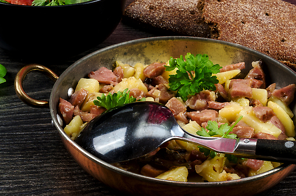 포토 JPG 해외이미지 접시 음식 토마토 채소 양파 감자 파프리카 맥주 파슬리 육류 사람없음 식사 저녁식사 샐러드 소고기 튀김 그릴 굽기 허브 베이컨 점심식사 해외202004 해외포토 식물 식기 식재료 주방용품 주류 돼지고기 구이 파일형식 이미지허브