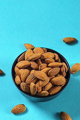 포토 JPG 해외이미지 그릇 백그라운드 다이어트 건조 사람없음 파란색 아몬드 해외202004 해외포토 식기 컬러 건강 견과류 파일형식 이미지허브