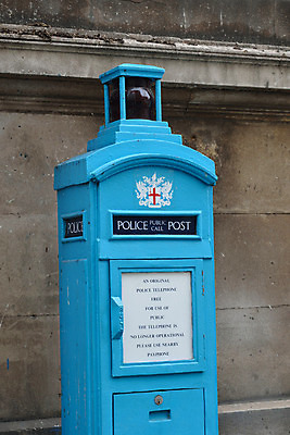 포토 JPG 해외이미지 영어 유럽 통신 영국 잉글랜드 사람없음 파란색 스마트폰 상자 수확 긴급 도시 경찰 큼 전화기 런던 복고 법 부름 일반 구식 옛날 오리지널 왕국 해외202004 해외포토 직업 문자 나라 컬러 농업 모션 핸드폰 스마트기기 크기 파일형식 이미지허브