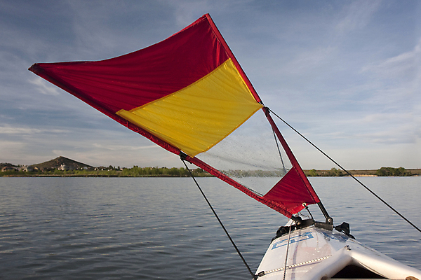 포토 JPG 해외이미지 호수 항해 사람없음 가로 빨간색 노란색 흰색 수상스포츠 삼각형 갑판 활 카약 해외202004 해외포토 도형 스포츠 컬러 배_교통 파일형식 이미지허브