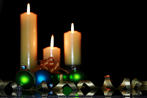 포토 JPG 해외이미지 계절 리본 크리스마스 불 3 그림자 선물 사람없음 장식 초록색 파란색 어둠 황금 야간 문학 연소 해외202004 해외포토 자연요소 기념일 컬러 파일형식 이미지허브