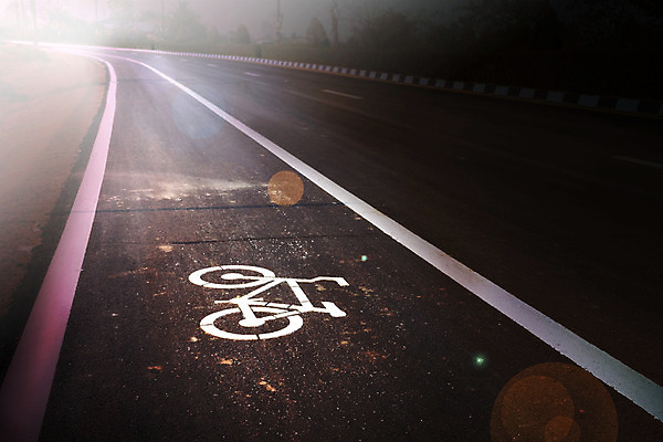 포토 JPG 해외이미지 도로 길 선 자국 거리 사람없음 자전거 보행로 사인 순환 방법 선로 해외202004 해외포토 교통시설 모션 바이크 파일형식 이미지허브