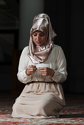 포토 JPG 해외이미지 전통 옷 여자 종교 흑백 관리 한명 내부 믿음 흰색 기도 의식 중앙 이슬람교 심볼 명상 모스크 신성 동쪽 묵주 라마단 숭배 신앙심 아랍어 해외202004 해외포토 1 감정 컬러 종교용품 촬영기법 사람 방향 파일형식 이미지허브