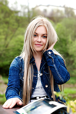 포토 JPG 해외이미지 나무 1 응시 옷 계절 공원 여자 행복 자연 탁자 하늘 서기 미소 사람 사람없음 야외 초록색 파란색 금발 봄 기쁨 나뭇가지 잡지 버드나무 해외202004 해외포토 식물 헤어스타일 시선 공공시설 감정 컬러 가구 모션 표정 간행물 생태계 파일형식 이미지허브