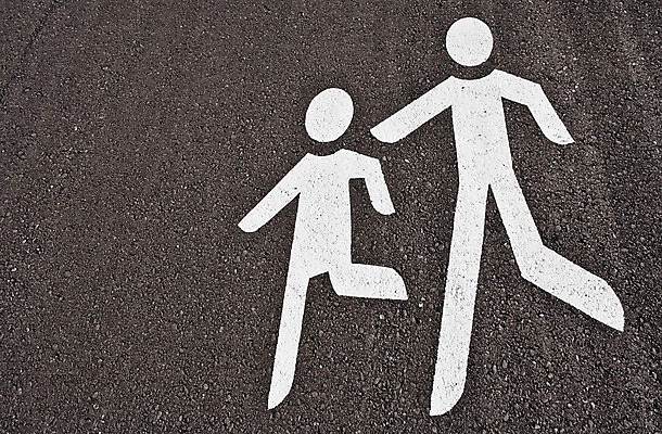 포토 JPG 해외이미지 아이콘 도로 어린이 컨셉 거리 경고 안전 사람 성인 사람없음 야외 걷기 페인트 산책 회색 정보 흰색 도시 그리기 보행자 보행로 횡단보도 정지 심볼 사인 그림 통로 신호 도로표지판 타운 일반 서명 건너기 그만 방법 콘크리트 해외202004 해외포토 길 컬러 교통시설 모션 휴식 표지판 파일형식 이미지허브