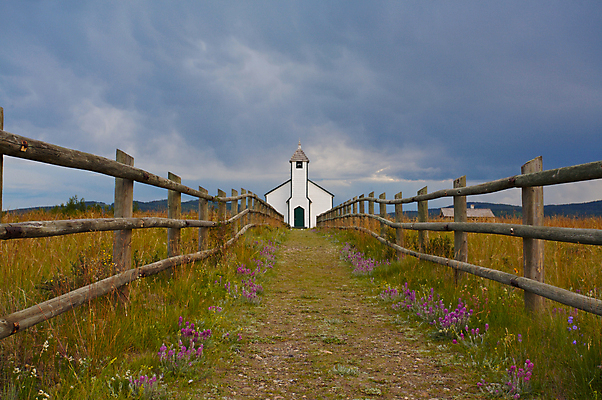 포토 JPG 해외이미지 종교 사람없음 건물 울타리 교회 흰색 시골 역사 작음 첨탑 숭배 해외202004 해외포토 건축물 컬러 종교건축 담장 탑 크기 파일형식 이미지허브