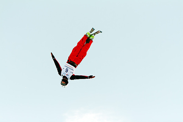 포토 JPG 해외이미지 라이프스타일 스포츠 포즈 십자가 겨울 장난 하늘 휴가 스키 기술 사람없음 빨간색 노란색 점프 얼음 경쟁 재킷 추위 흰색 위험 시원함 스키선수 프리스타일 해외202004 해외포토 자연요소 계절 컬러 컨셉 모션 겨울스포츠 운동선수 생활 외투 파일형식 이미지허브